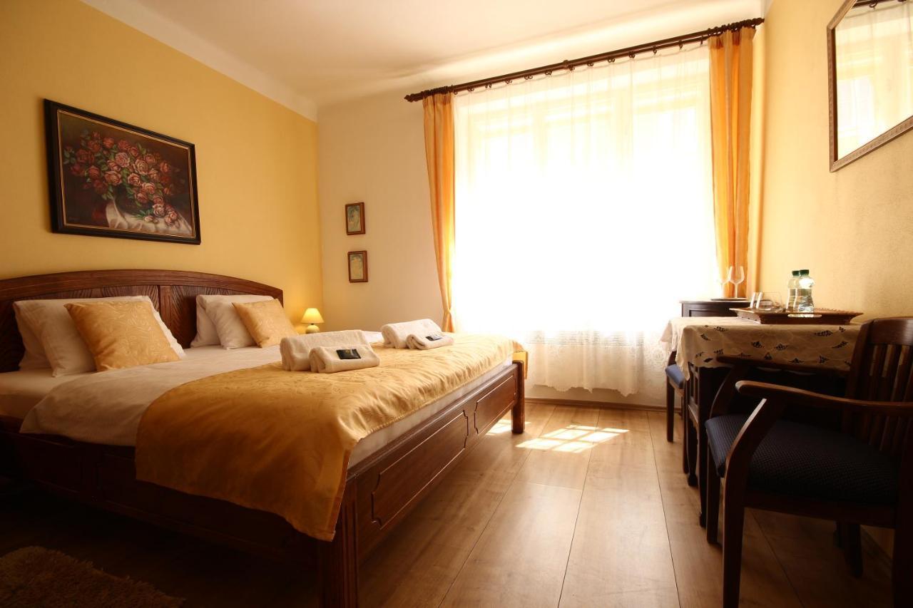(Ne)vinná kavárna Mikulov Exterior foto